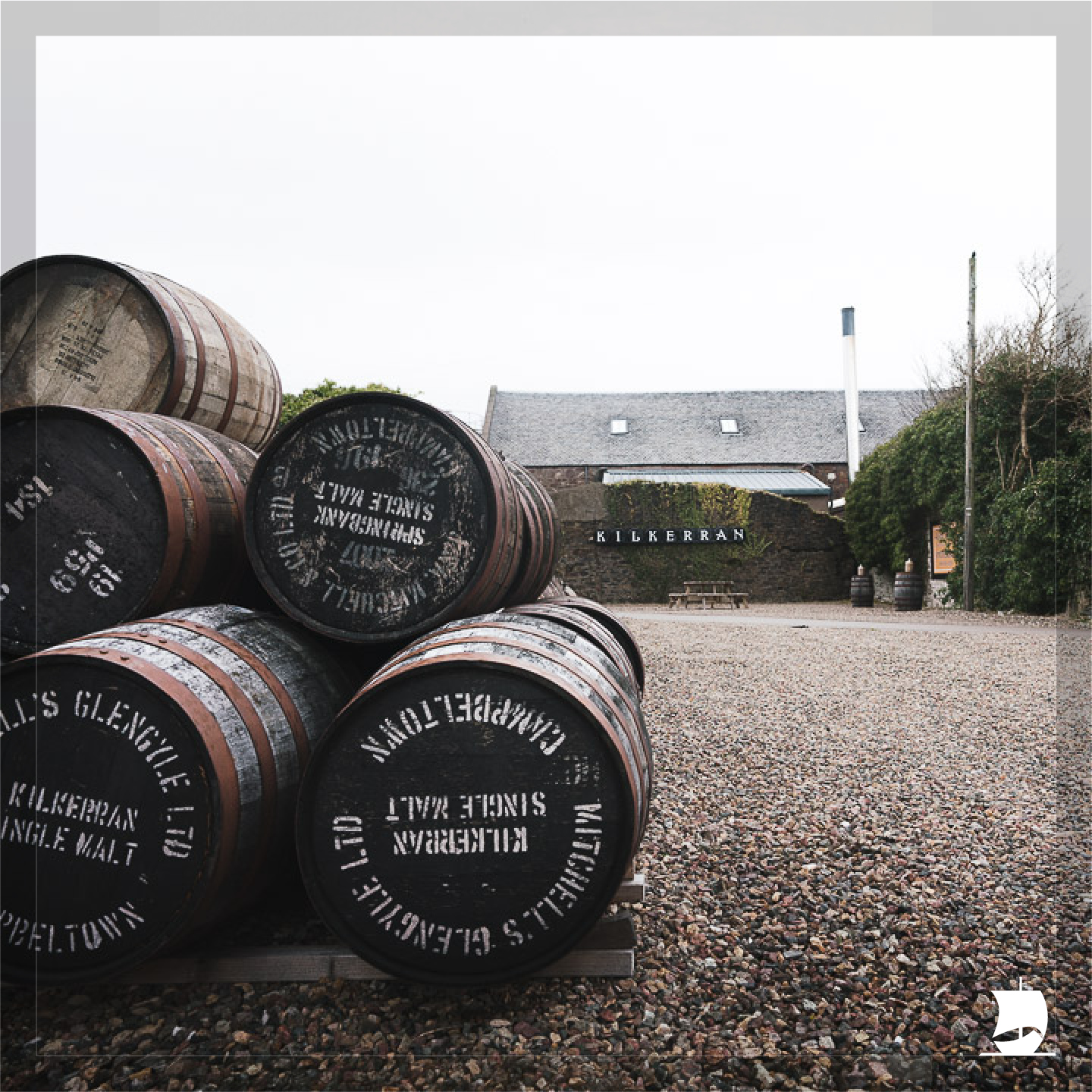 Instagram Bild mit der Glengyle Distillery und Kilkerran-Fässern im Vordergrund