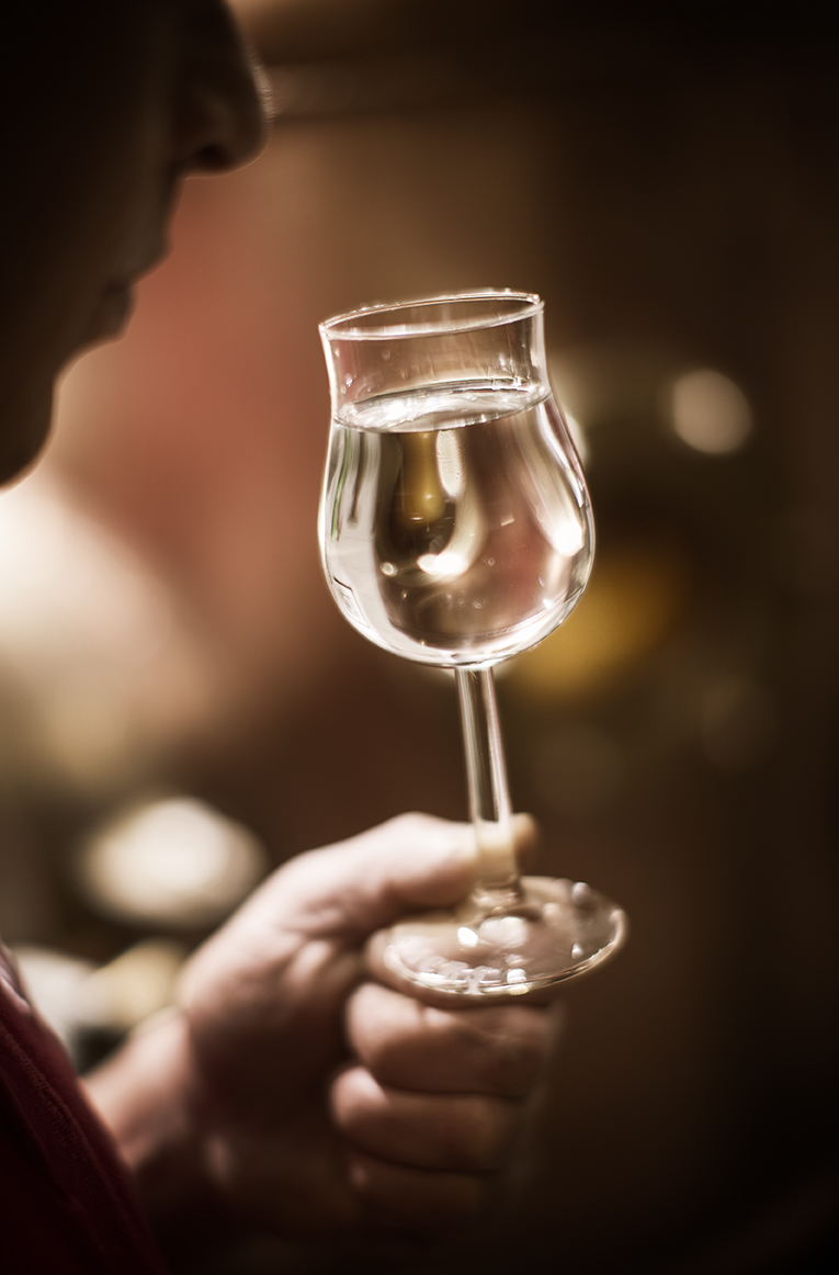 Mann hält Nosing Glas mit Filliers in der Hand