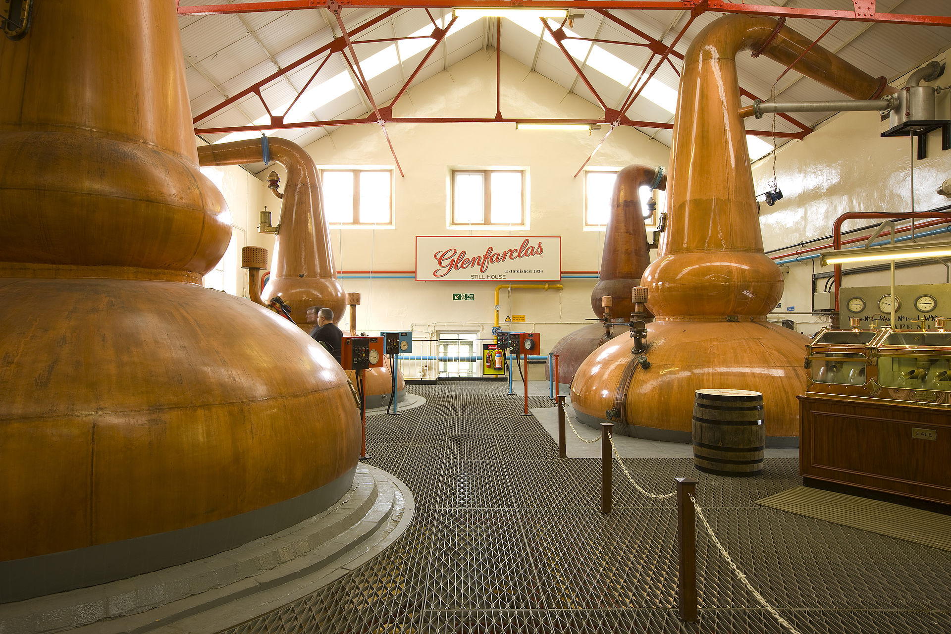 Vier der sechs Pot Stills der Glenfarclas Distillery.