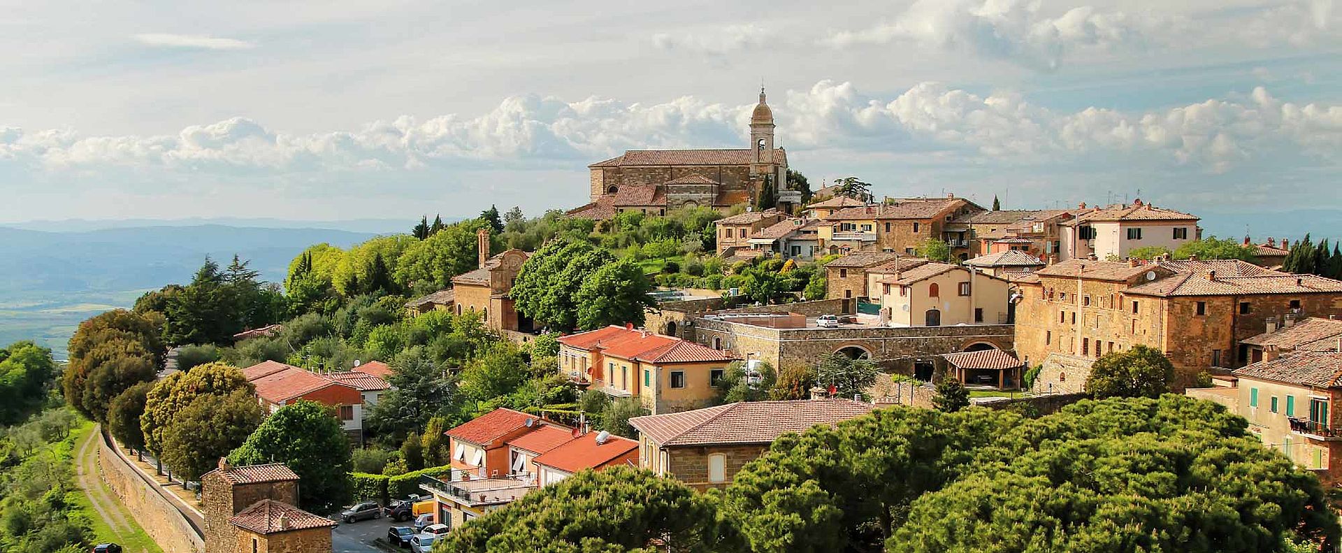 Luftaufnahme eines italienischen Dorfes auf einem Berg