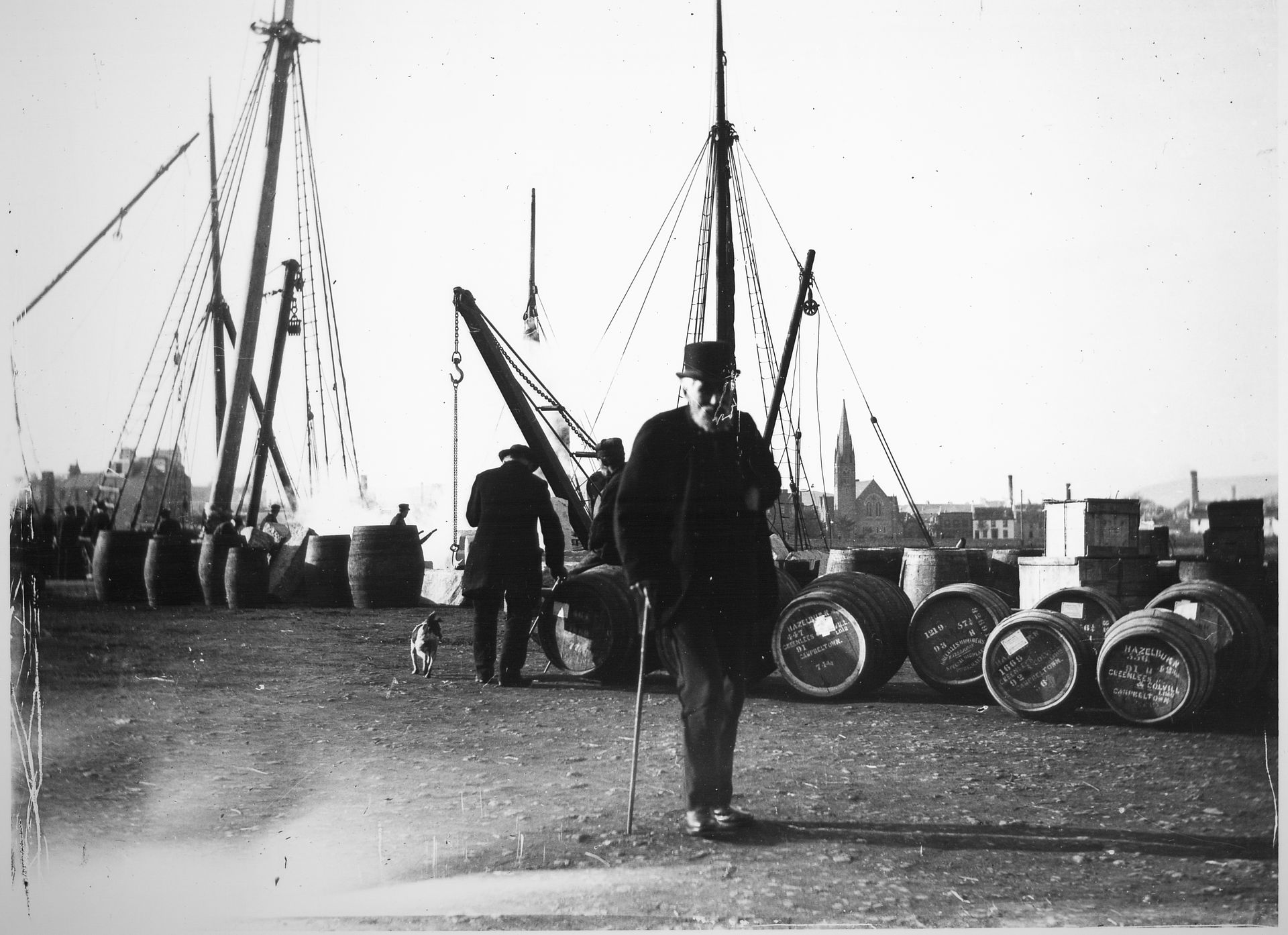 Aufnahme am Hafen von Campbeltown mit Whiskyfässern im Hintergrund.
