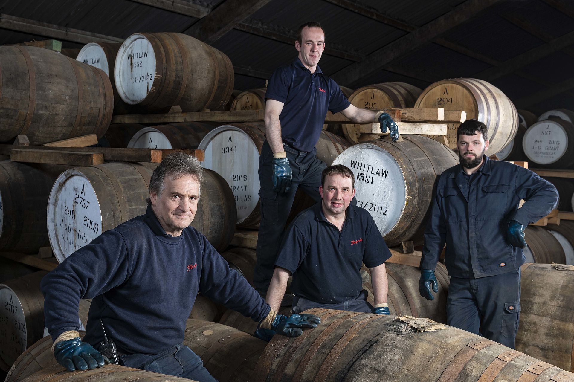 Vier Mitarbeiter von Glenfarclas im Fasslager