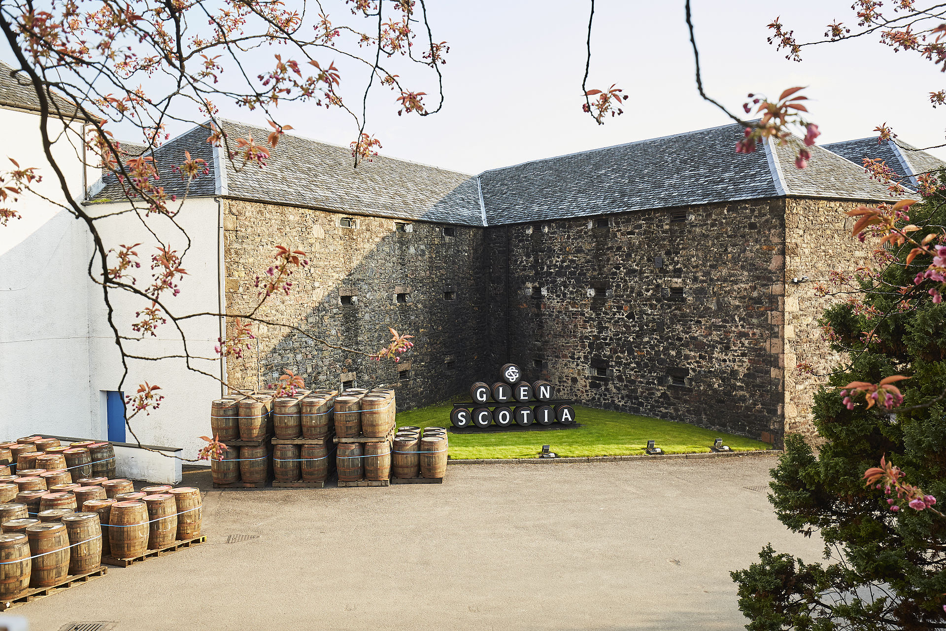 Außenaufnahme der Destillerie Glen Scotia.