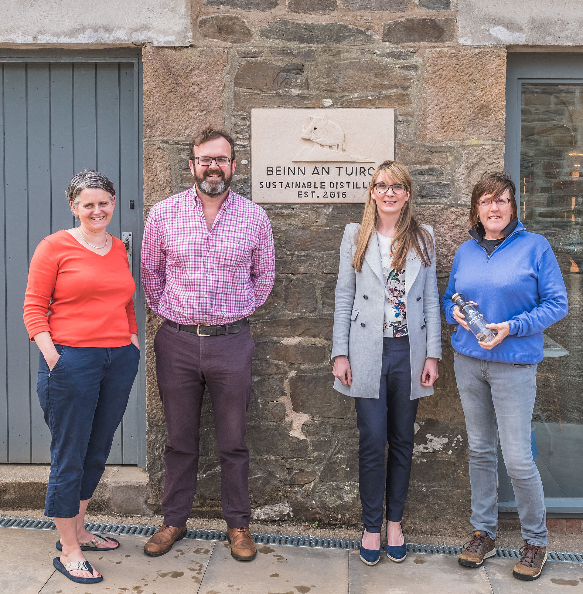 Das Team der Beinn an Turic Distillery vor dem Eingang der Destillerie